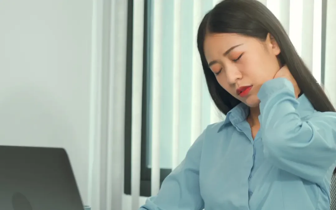 Nackenschmerzen am Arbeitsplatz lindern – unsere Tipps